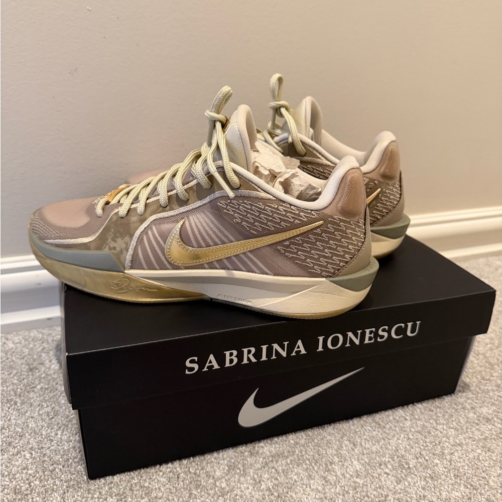 Nike Sabrina 2 Stronger than Gold, wmns size 9